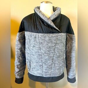 The North Face woman medium Pseudo gray black pullover puffy jacket sweatshirt